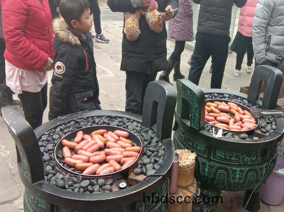 漢伯尅石鍋烤腸貴陽廟(miao)會倍受歡迎